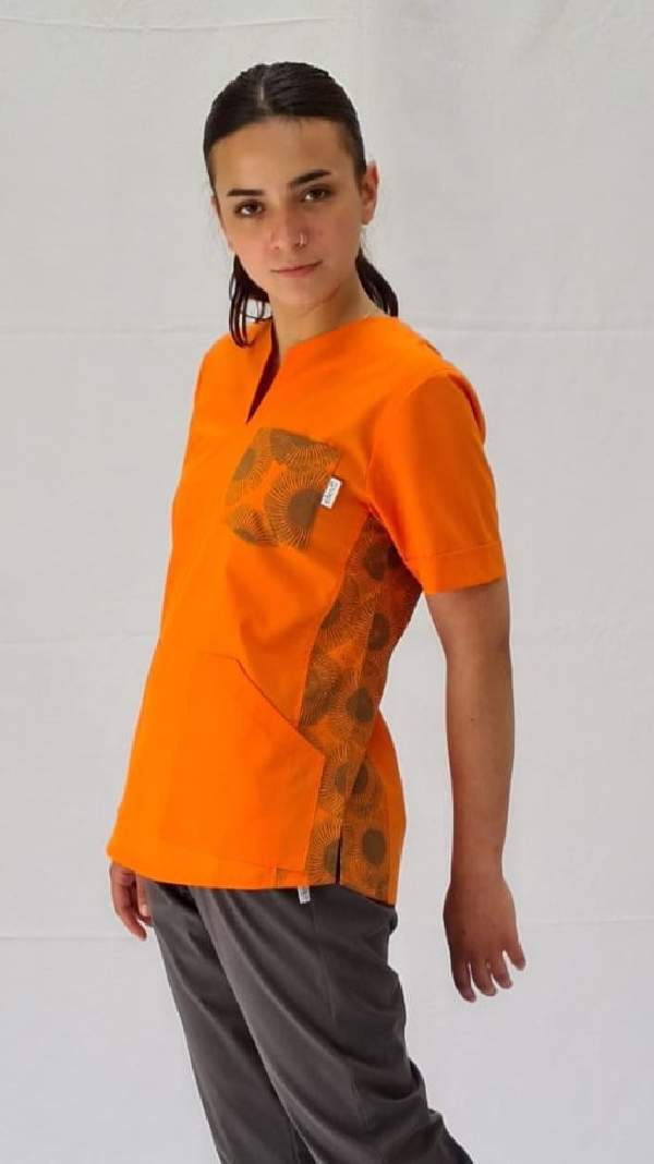 chaqueta con recortes estampados